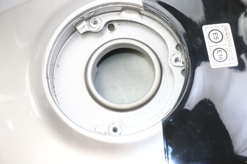 photo de SERBATOIO CARBURANTE  ROYAL ENFIELD SCRAM 411 (2022 - 2024) - Primo piano tecnico