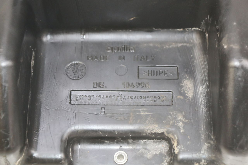 photo de SERBATOIO CARBURANTE APRILIA SCARABEO 100 (2003 - 2012) - Primo piano tecnico