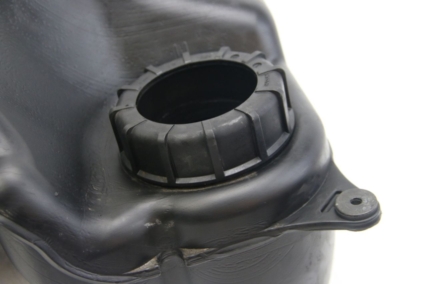 photo de SERBATOIO CARBURANTE SUZUKI SIXTEEN 125 (2008 - 2010) - Caratteristiche distintive