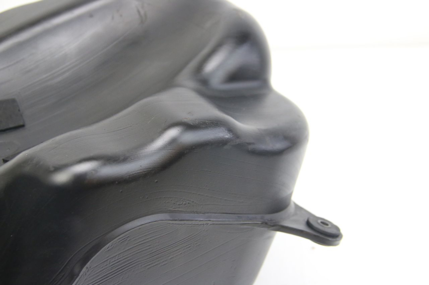 photo de SERBATOIO CARBURANTE SUZUKI SIXTEEN 125 (2008 - 2010) - Dettaglio del componente