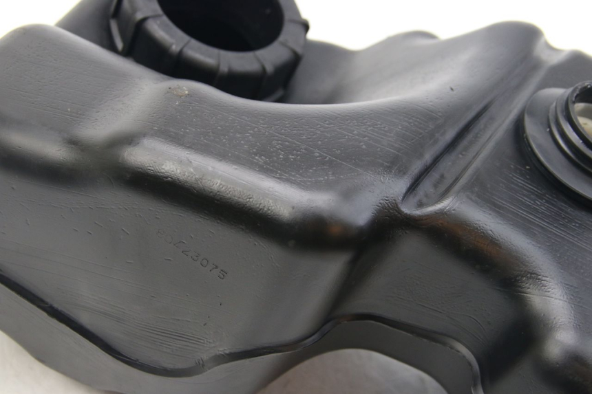 photo de SERBATOIO CARBURANTE SUZUKI SIXTEEN 125 (2008 - 2010) - Primo piano tecnico