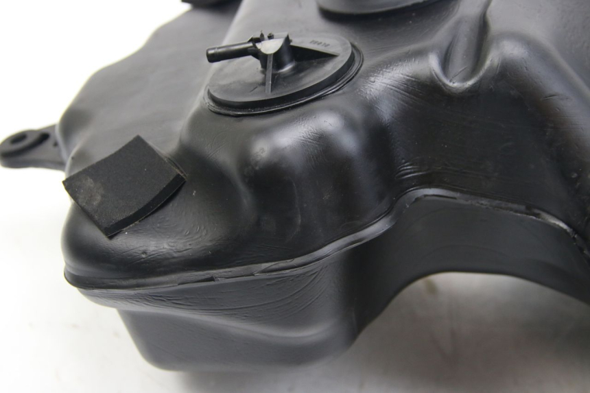 photo de SERBATOIO CARBURANTE SUZUKI SIXTEEN 125 (2008 - 2010) - Marcature e riferimenti originali