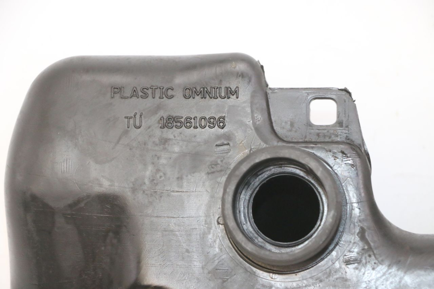 photo de SERBATOIO CARBURANTE  PEUGEOT SPEEDFIGHT 2 LC 50 (2000 - 2009) - Primo piano tecnico