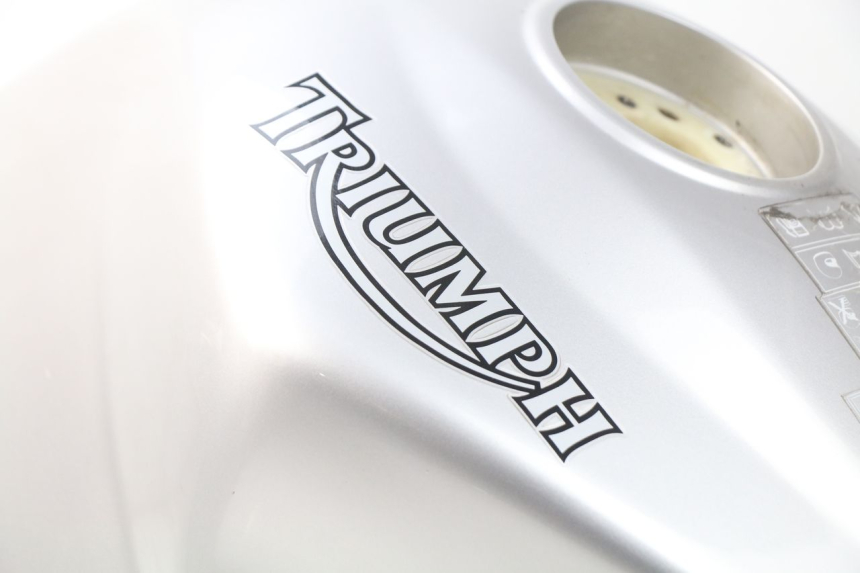 photo de Serbatoio carburante TRIUMPH SPRINT ST ABS 1050 (2005 - 2007) - Zoom sui componenti