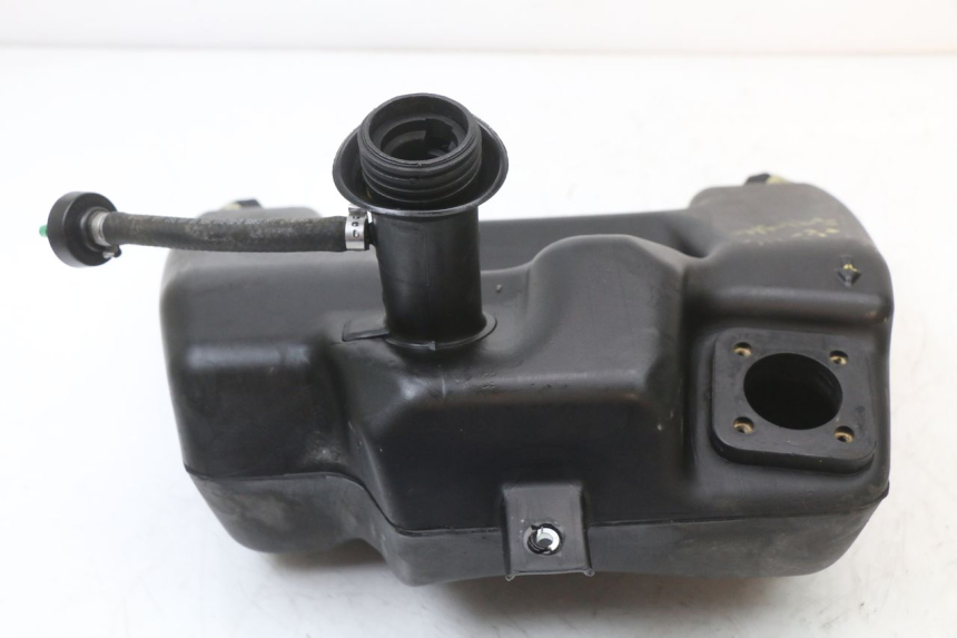 photo de SERBATOIO CARBURANTE APRILIA SR 2T 50 (2018 - 2022) - Primo piano tecnico