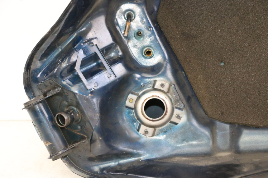 photo de SERBATOIO CARBURANTE  HONDA ST PAN EUROPEAN 1300 (2002 - 2013) - Dettagli dei punti di fissaggio