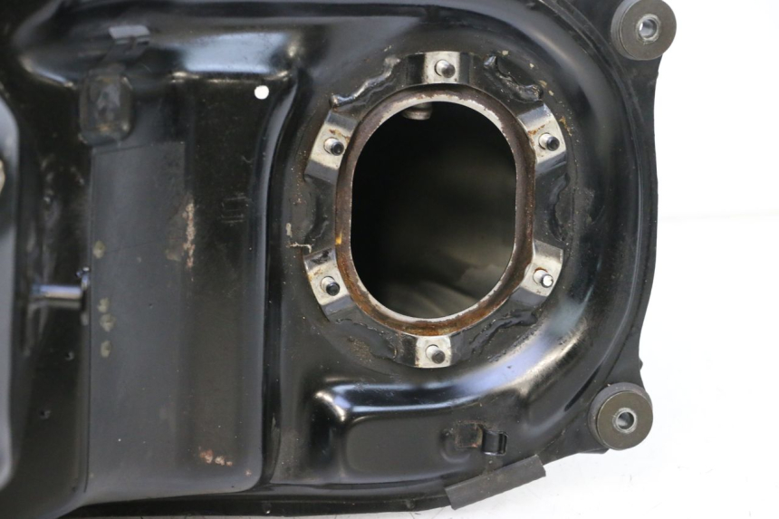 photo de SERBATOIO CARBURANTE  HONDA ST PAN EUROPEAN 1100 (1990 - 2002) - Dettagli dei punti di fissaggio