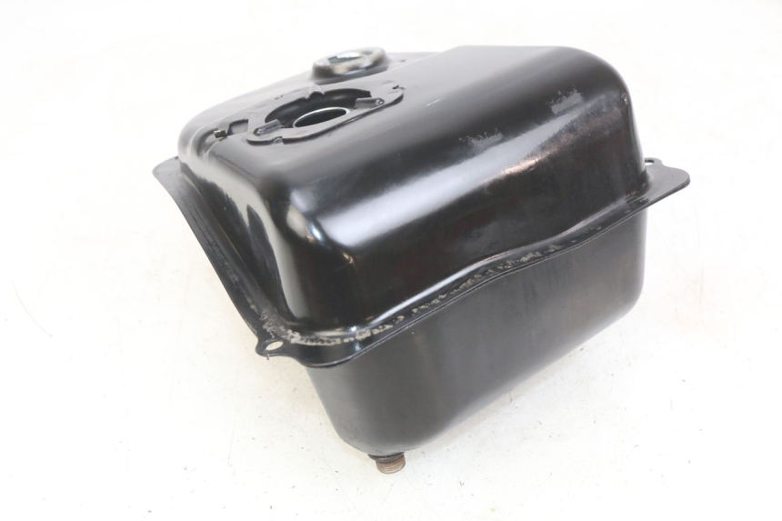 photo de SERBATOIO CARBURANTE SYM SYMPHONY 125 (2009 - 2015) - Primo piano tecnico