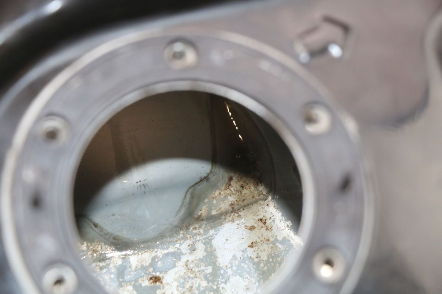 photo de SERBATOIO CARBURANTE PEUGEOT TWEET 125 (2018 - 2021) - Primo piano tecnico