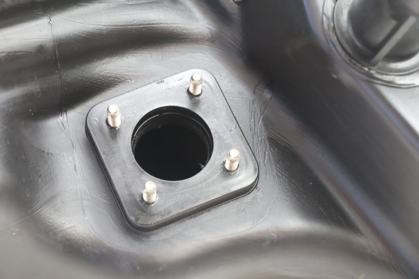photo de SERBATOIO CARBURANTE PIAGGIO VESPA PRIMAVERA 2T 50 (2013 - 2018) - Altra angolazione