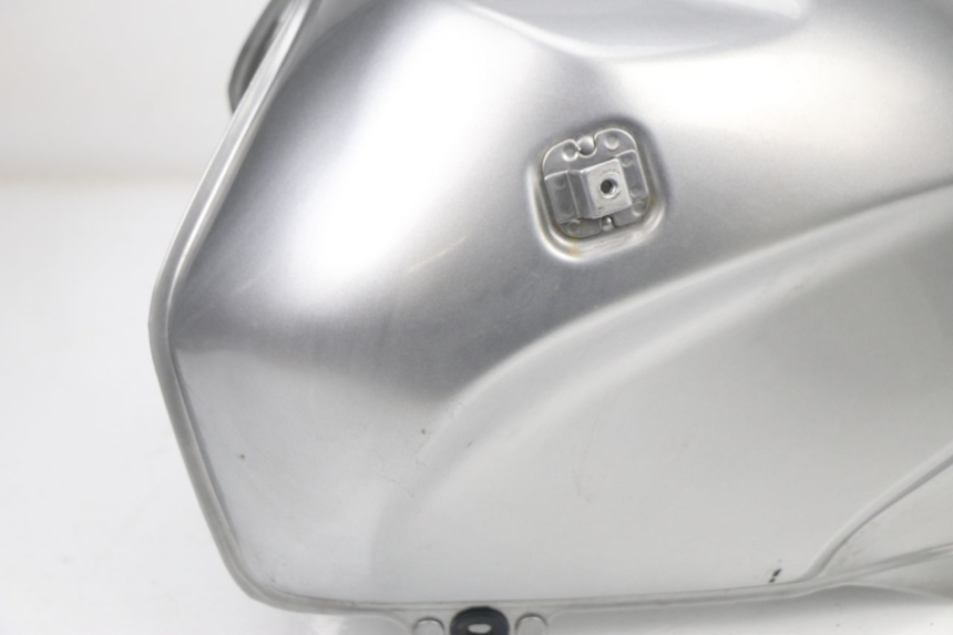 photo de SERBATOIO CARBURANTE  HONDA XLV VARADERO 125 (2000 - 2006) - Caratteristiche distintive