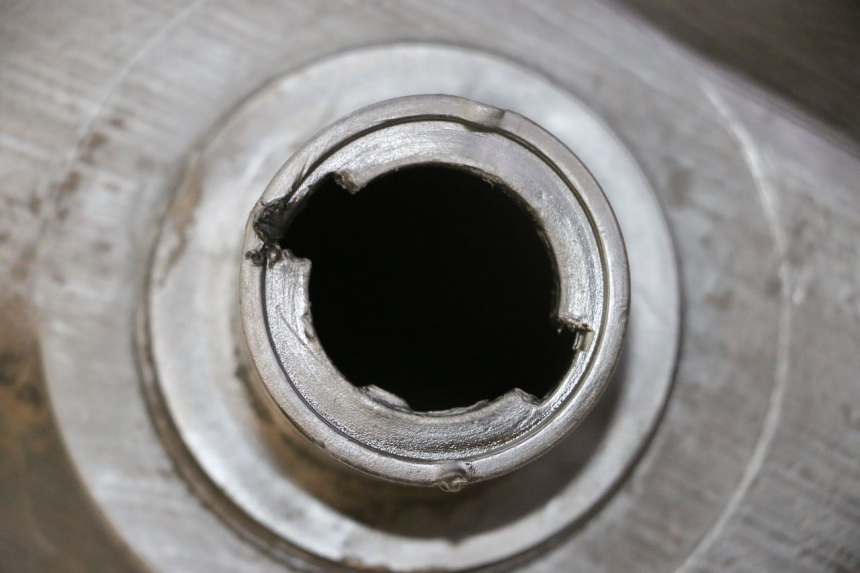 photo de Serbatoio carburante YAMAHA YP MAJESTY 125 (2007 - 2010) - Dettagli dei punti di fissaggio