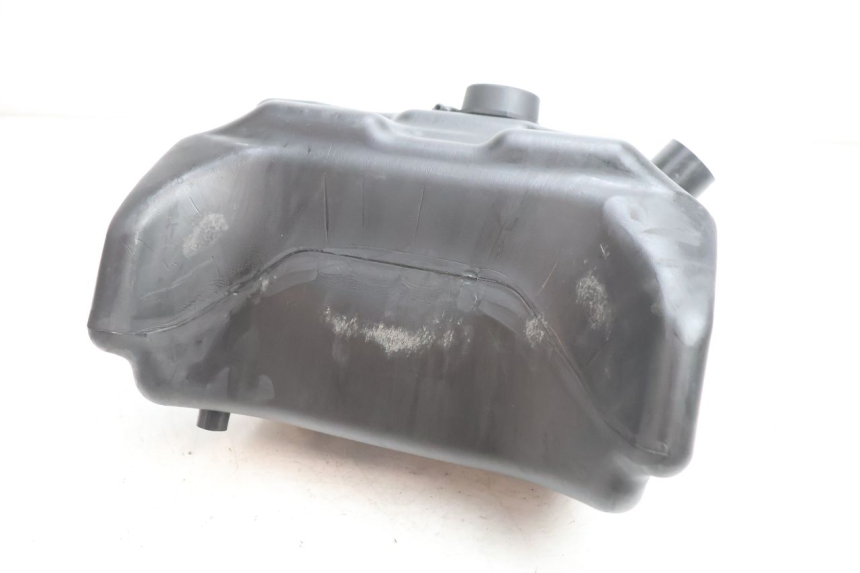photo de Serbatoio carburante YAMAHA YP MAJESTY 125 (2002 - 2006) - Dettagli dei punti di fissaggio