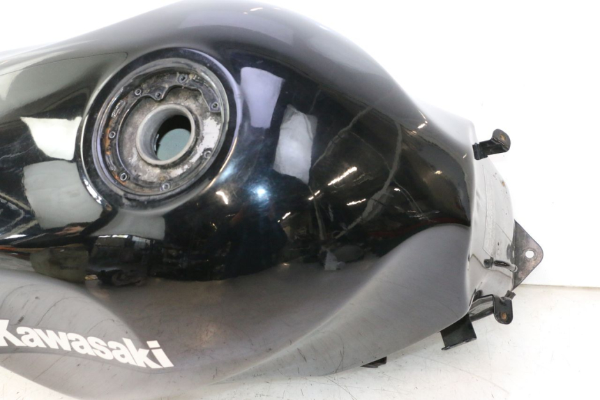 photo de SERBATOIO CARBURANTE KAWASAKI ZZR 600 (1995 - 2004) - Caratteristiche distintive