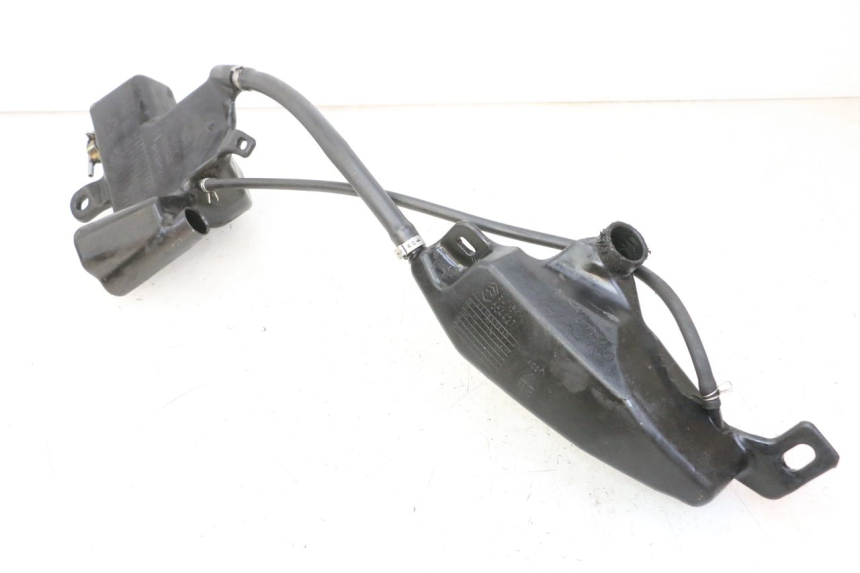 photo de SERBATOIO OLIO PIAGGIO NEW TYPHOON 50 (2010 - 2017) - Dettagli dei punti di fissaggio