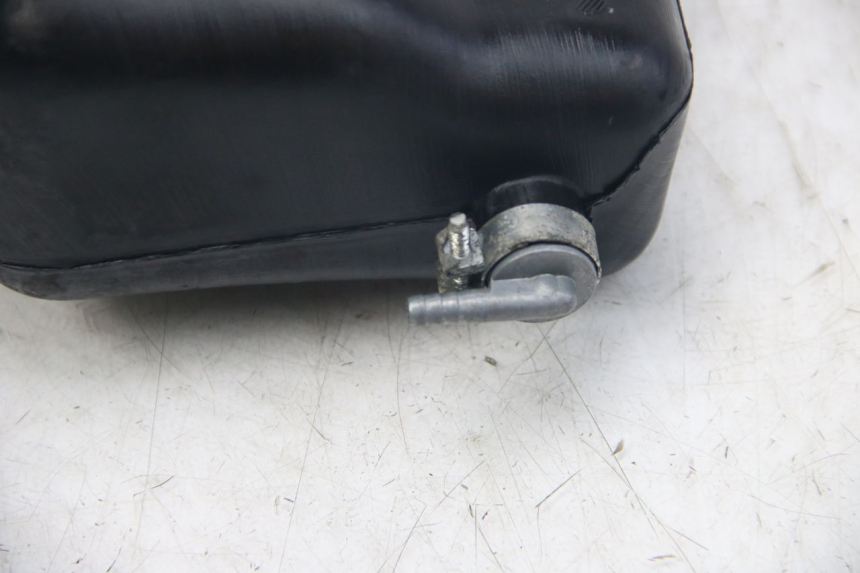 photo de SERBATOIO OLIO PIAGGIO VESPA S 2T 50 (2007 - 2014) - Dettagli dei punti di fissaggio