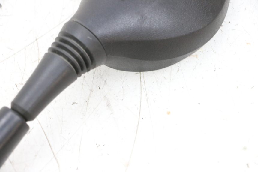 photo de SPECCHIO DESTRO SYM ORBIT 2 4T 50 (2008 - 2017) - Stato della superficie e materiale