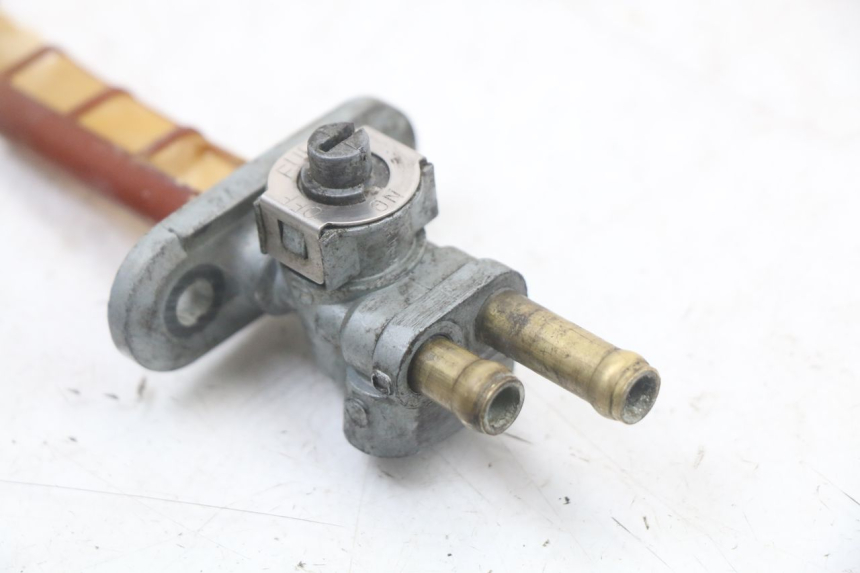 photo de RUBINETTO SERBATOIO SUZUKI GS F 500 (2004 - 2007) - Dettagli dei punti di fissaggio