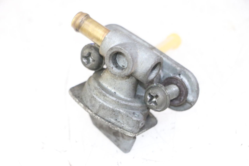 photo de ROBINET SERBATOIO YAMAHA FZS FAZER 600 (2001 - 2003) - Primo piano tecnico