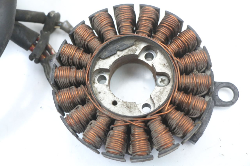 photo de STATORE HONDA FORZA 125 (2015 - 2016) - Dettagli dei punti di fissaggio