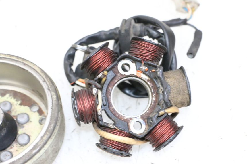 photo de ROTOR STATOR PEUGEOT KISBEE 2T 50 (2010 - 2017) - Zoom sui componenti