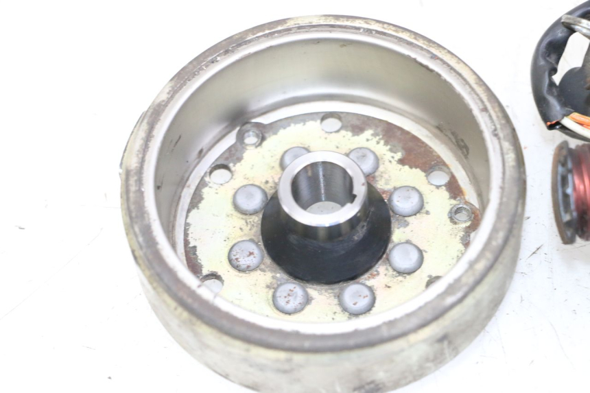 photo de ROTOR STATOR PEUGEOT KISBEE 2T 50 (2010 - 2017) - Primo piano ad alta risoluzione