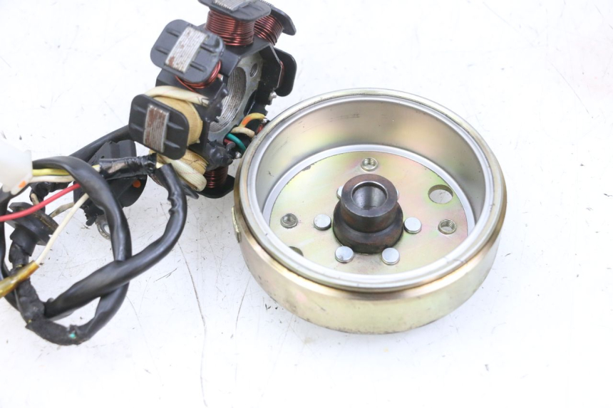 photo de ROTOR STATOR PEUGEOT KISBEE 4T 50 (2010 - 2017) - Dettagli dei punti di fissaggio