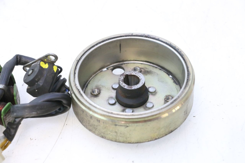 photo de ROTOR STATOR PEUGEOT KISBEE 4T 50 (2018 - 2022) - Dettagli dei punti di fissaggio