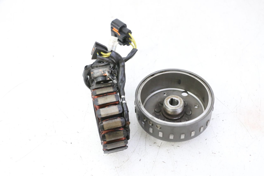 photo de STATORE PEUGEOT SATELIS 125 (2013 - 2018) - Dettagli dei punti di fissaggio