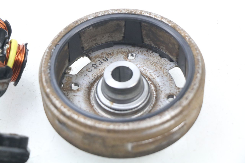 photo de ROTOR STATORE PEUGEOT TREKKER TKR 50 (2005 - 2014) - Dettagli dei punti di fissaggio