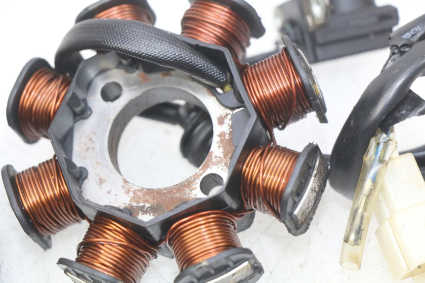 photo de ROTOR STATOR PEUGEOT VIVACITY NEW 4T 50 (2008 - 2017) - Altra vista dell'articolo