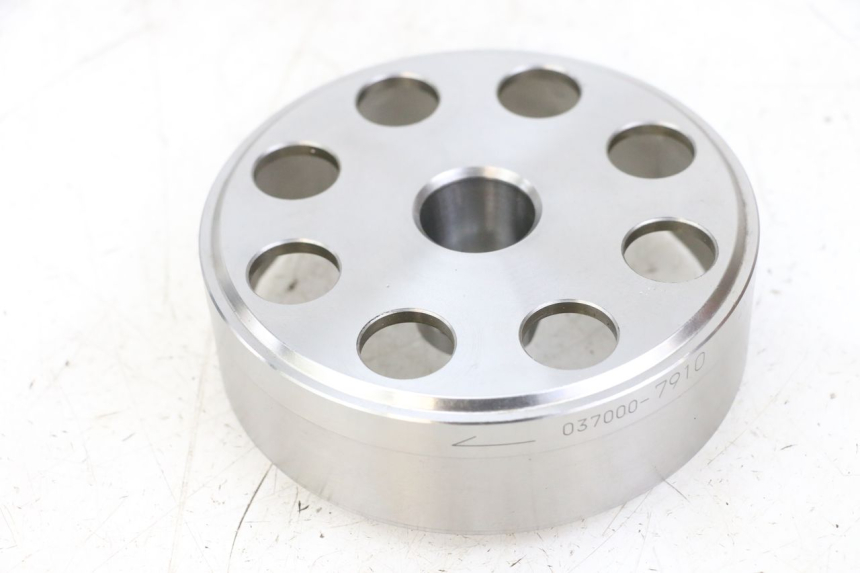 photo de VOLANO SUZUKI GSR 750 (2011 - 2017) - Primo piano tecnico