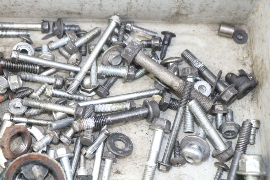 photo de SAC VITI BULLONI SUZUKI SIXTEEN 125 (2008 - 2010) - Altra angolazione