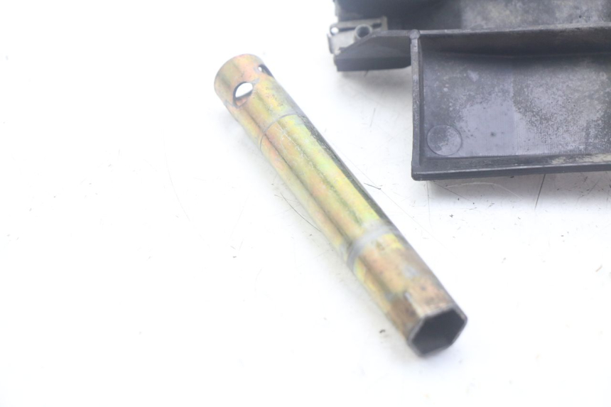 photo de CINGHIA KIT UTENSILI APRILIA SCARABEO 100 (2003 - 2012) - Dettaglio del componente