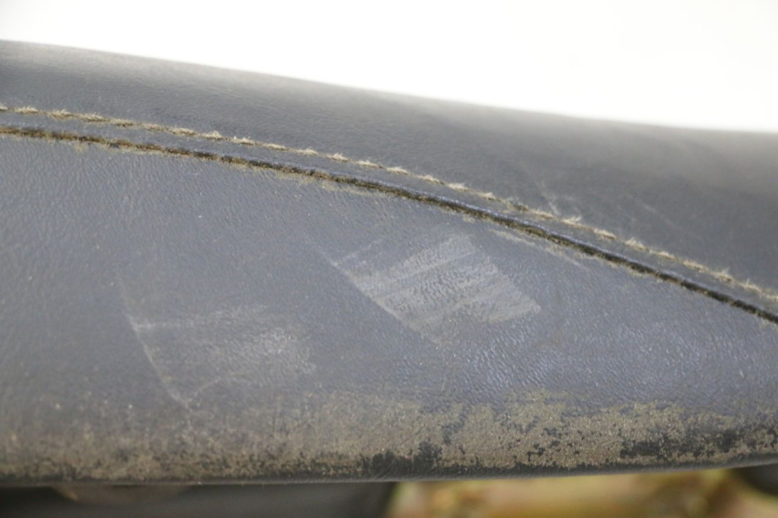 photo de SELLA POSTERIORE HYOSUNG GV AQUILA 125 (2000 - 2009) - Dettaglio del componente