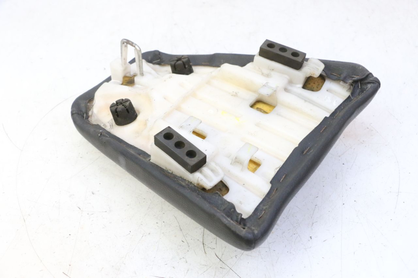 photo de SELLA POSTERIORE HONDA CBF 125 (2009 - 2015) - Dettagli dei punti di fissaggio