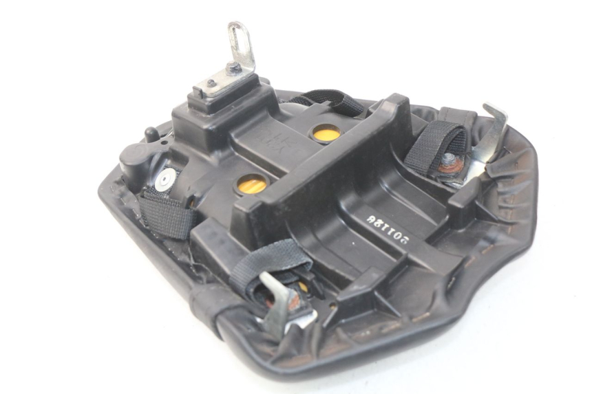 photo de SELLA POSTERIORE YAMAHA FZ8 800 (2010 - 2016) - Primo piano tecnico