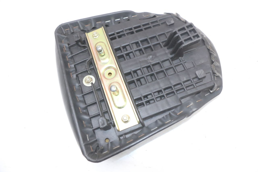 photo de SELLA POSTERIORE HYOSUNG GTR 125 (2006 - 2008) - Dettagli dei punti di fissaggio