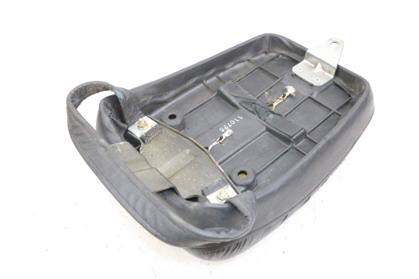 photo de SELLA POSTERIORE SUZUKI GZ MARAUDER 125 (1998 - 2004) - Primo piano tecnico