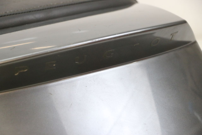 photo de SELLE POSTERIORE PEUGEOT SATELIS 125 (2010 - 2012) - Stato della superficie e materiale