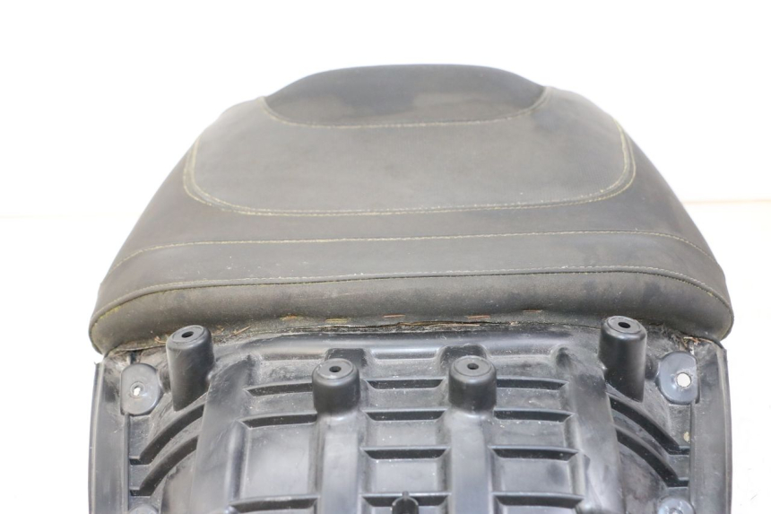 photo de SELLA POSTERIORE PEUGEOT SATELIS 125 (2013 - 2018) - Zoom sui componenti