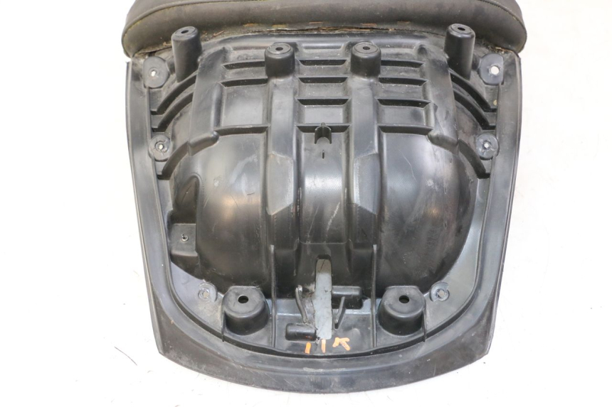 photo de SELLA POSTERIORE PEUGEOT SATELIS 125 (2013 - 2018) - Primo piano ad alta risoluzione