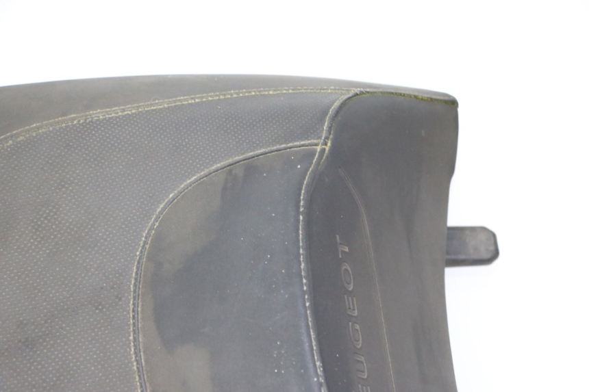 photo de SELLA POSTERIORE PEUGEOT SATELIS 125 (2013 - 2018) - Dettaglio del componente