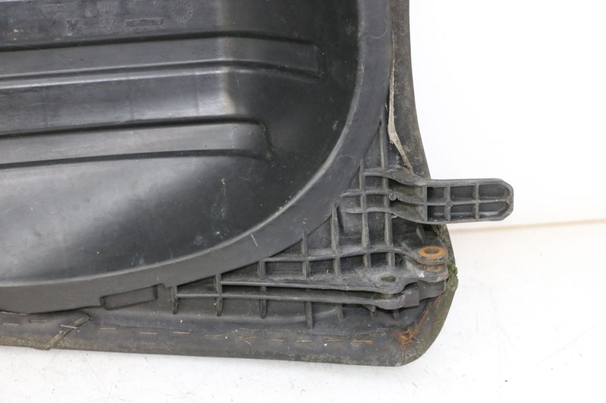 photo de SELLA POSTERIORE PEUGEOT SATELIS 125 (2013 - 2018) - Dettagli dei punti di fissaggio