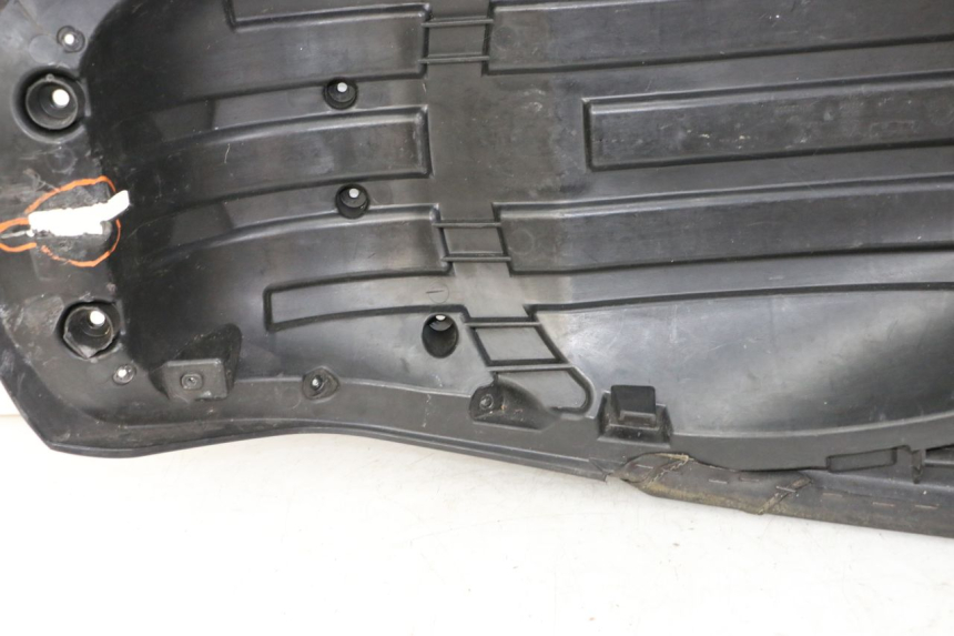 photo de SELLA POSTERIORE PEUGEOT SATELIS 125 (2013 - 2018) - Stato della superficie e materiale