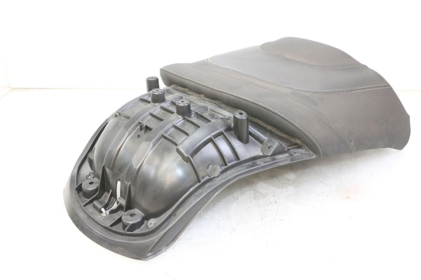 photo de SELLA POSTERIORE PEUGEOT SATELIS 125 (2013 - 2018) - Zoom sui componenti