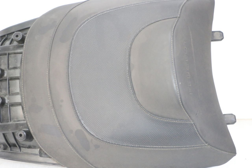 photo de SELLA POSTERIORE PEUGEOT SATELIS 125 (2013 - 2018) - Primo piano ad alta risoluzione