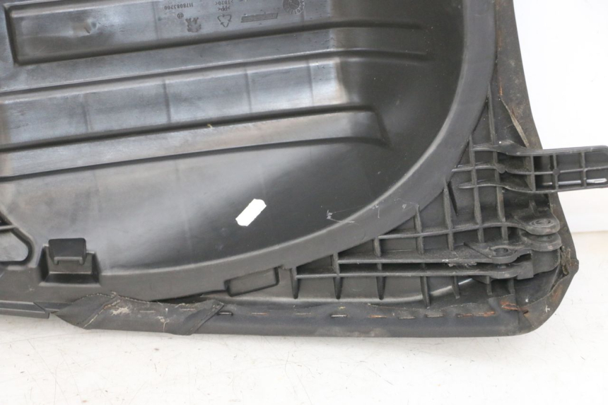 photo de SELLA POSTERIORE PEUGEOT SATELIS 125 (2013 - 2018) - Primo piano tecnico