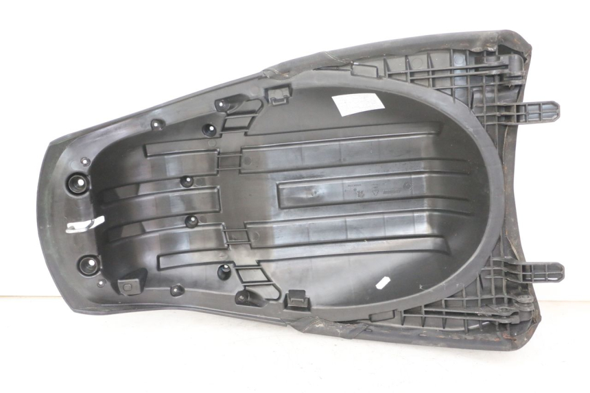 photo de SELLA POSTERIORE PEUGEOT SATELIS 125 (2013 - 2018) - Dettagli dei punti di fissaggio