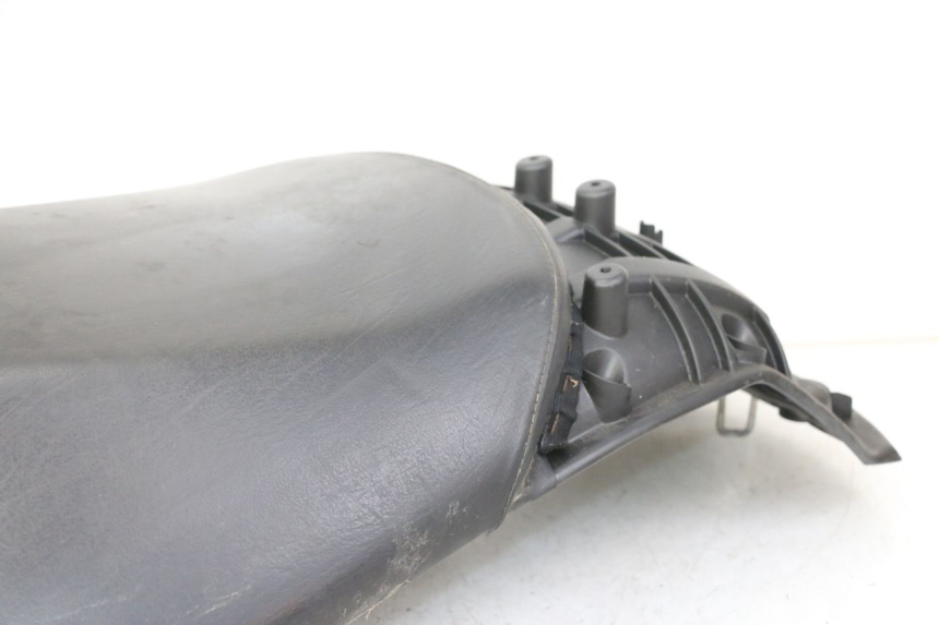 photo de SELLA POSTERIORE PEUGEOT SATELIS COMPRESSOR K15 125 (2006 - 2009) - Zoom sui componenti